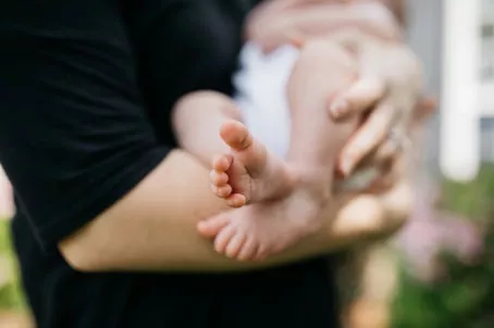 bébé porté au bras